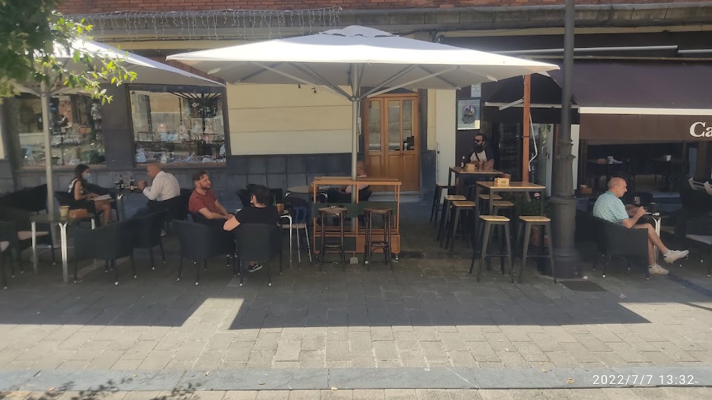 Cafe bar moliendo cafe — Ambiente