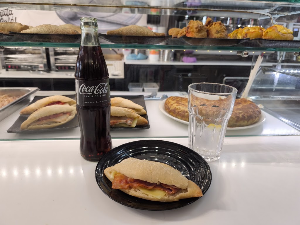 Pause Coffee & Bar — Comida y bebida