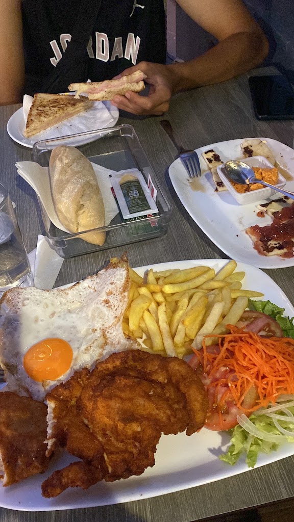 Cafeteria-Terraza Estacion — Comida y bebida