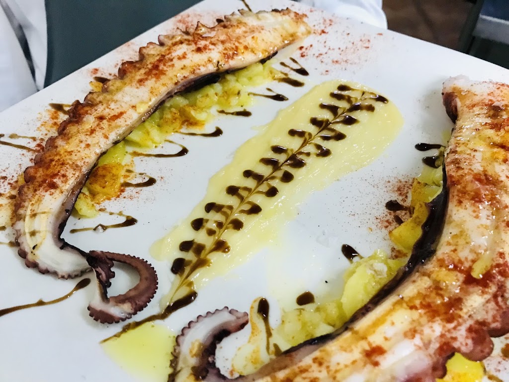 Meson Castellano Almansa — Comida y bebida