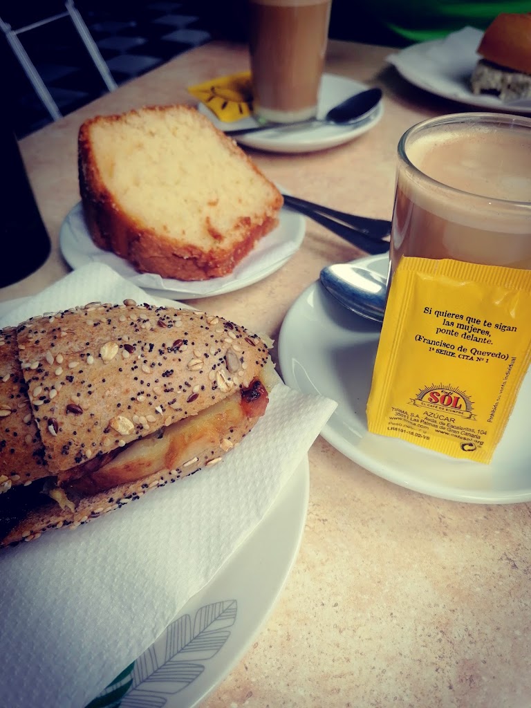 Bar Lomo Blanco — Comida y bebida