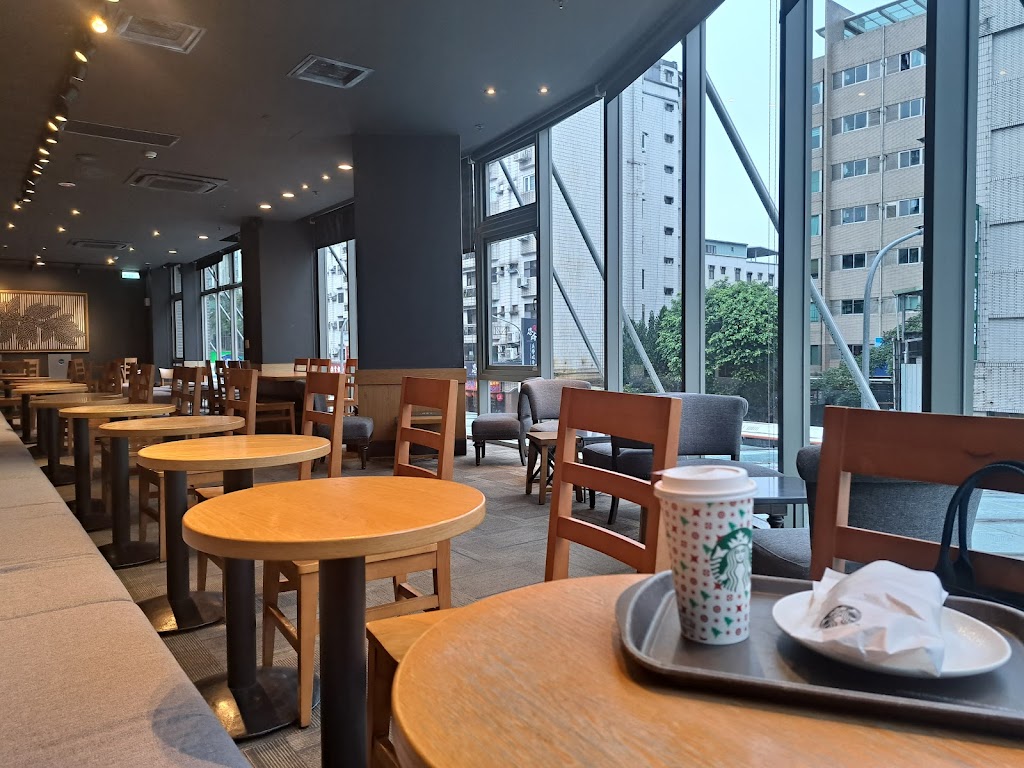 STARBUCKS 星巴克 (新店建國門市) 的照片