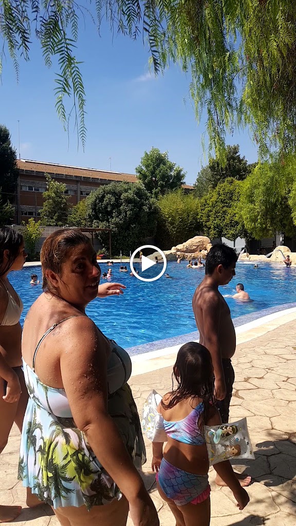 Piscina Quart De Poblet — Videos