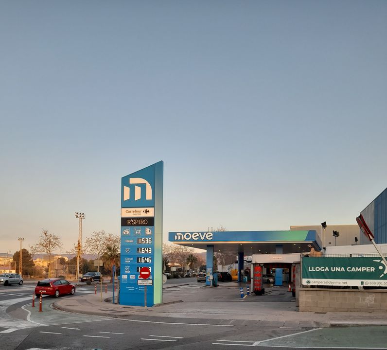 Estacion de servicio Moeve, antes Cepsa — Estacion de servicio