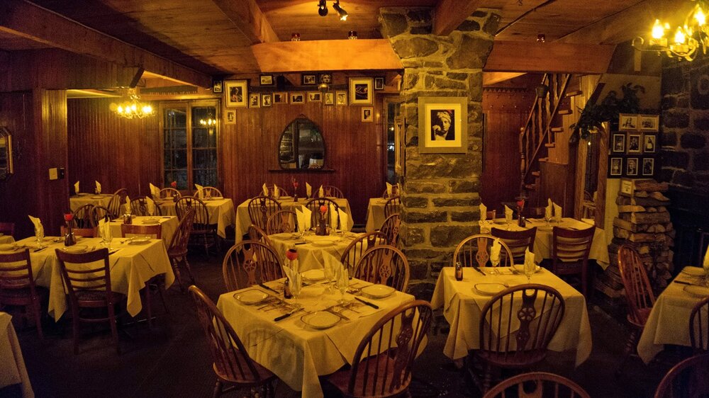 La Porte Grecque in Dollard-Des Ormeaux