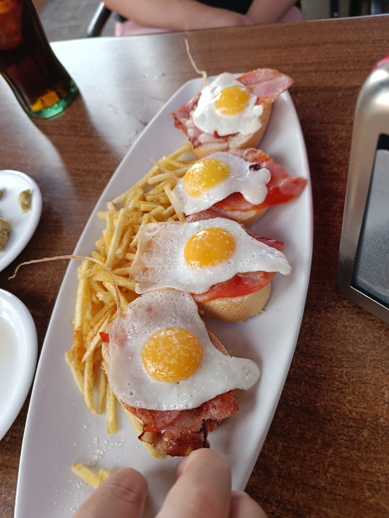 Cafe Bar Pedro Juarez — Huevo