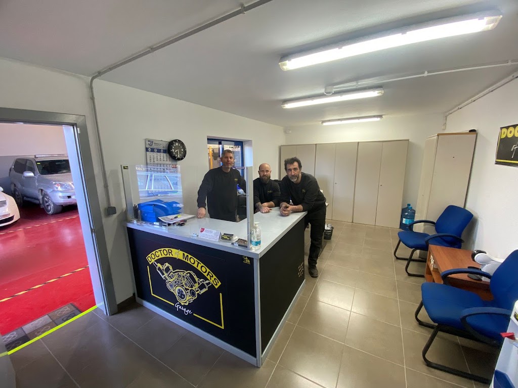 Castrol Service DOCTOR OF MOTORS GARAGE — Interior