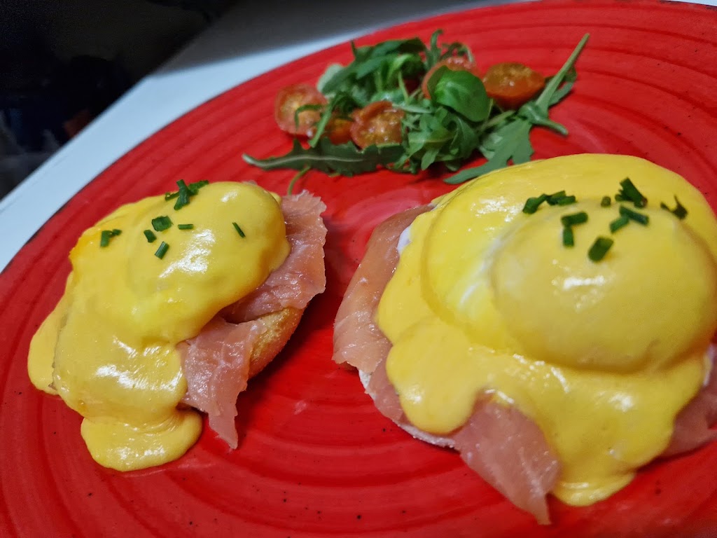 Mango Cafe & Tea Room — Huevos Benedict