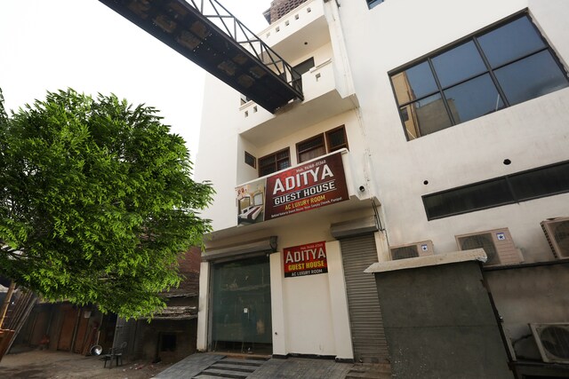 Oyo 76202 Aditya Guest House