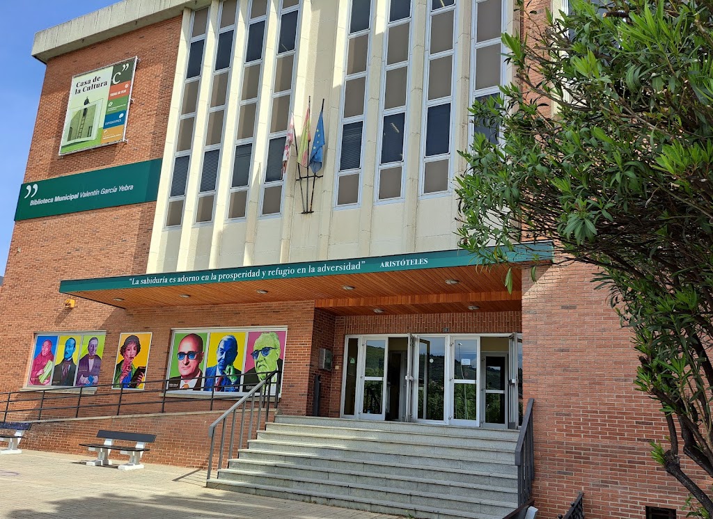 Casa de la Cultura y Biblioteca Publica Municipal Valentin Garcia Yebra — Del propietario