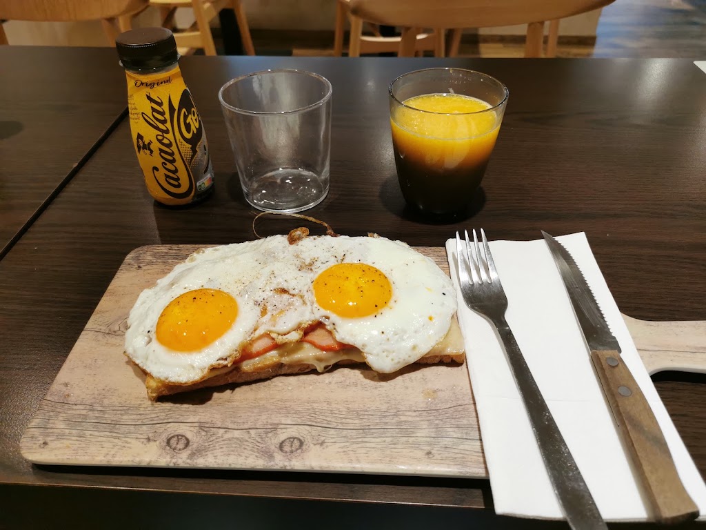 Cafeteria O Almorzo — Comida y bebida