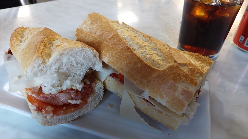 Cafeteria BB Mostoles — Comida y bebida