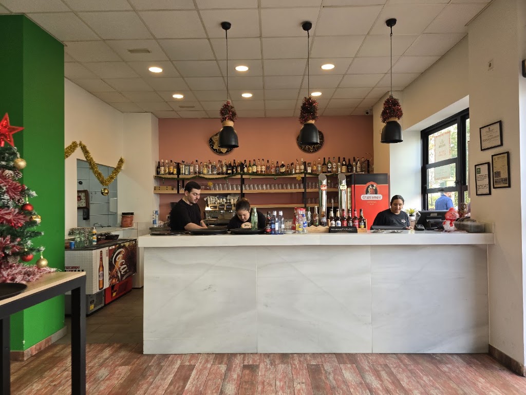 La Mejicana Pizzeria Taqueria - Mijas — Ambiente