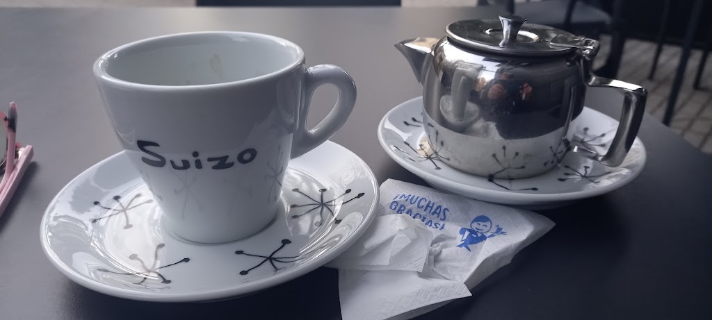 Cafe-lounge Suizo — Comida y bebida