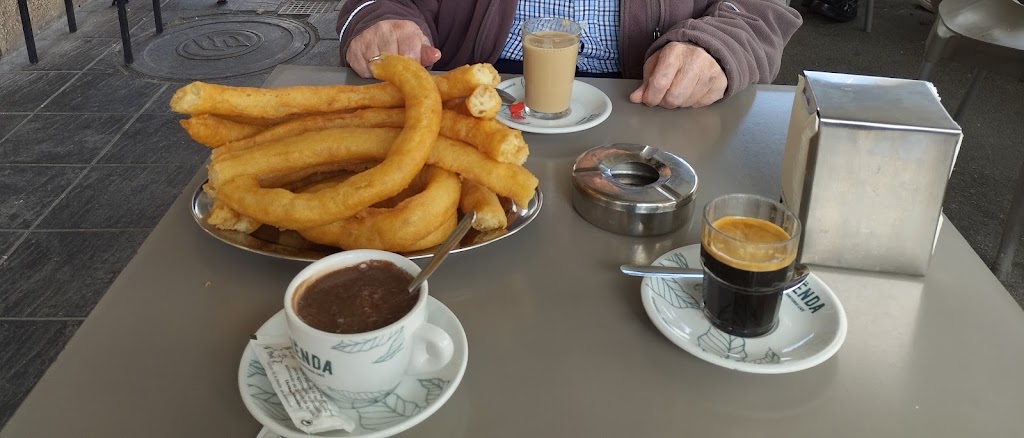 Cafeteria Jardines II — Comida y bebida