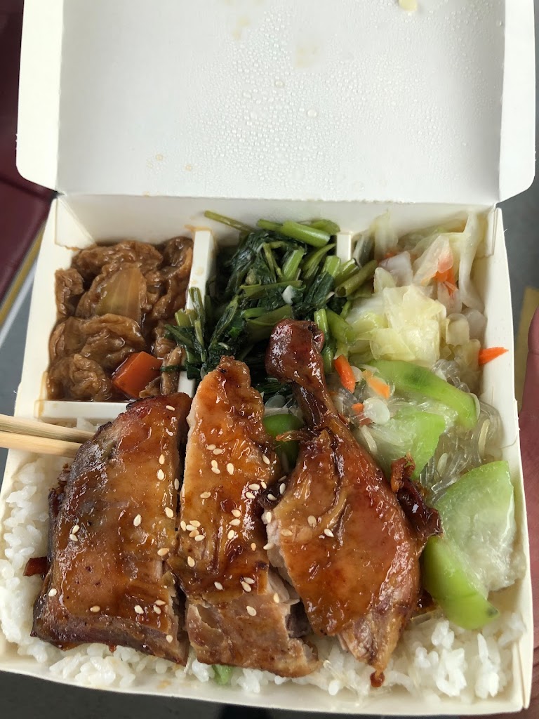 興佳烤雞腿飯 的照片