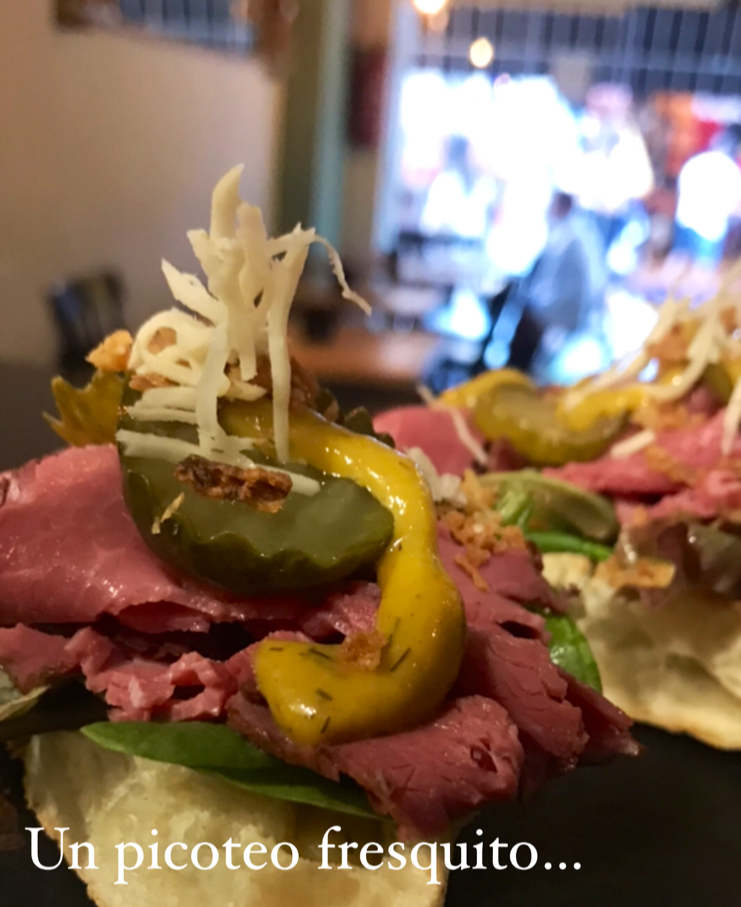Ela's Tapas & Salads — Comida y bebida