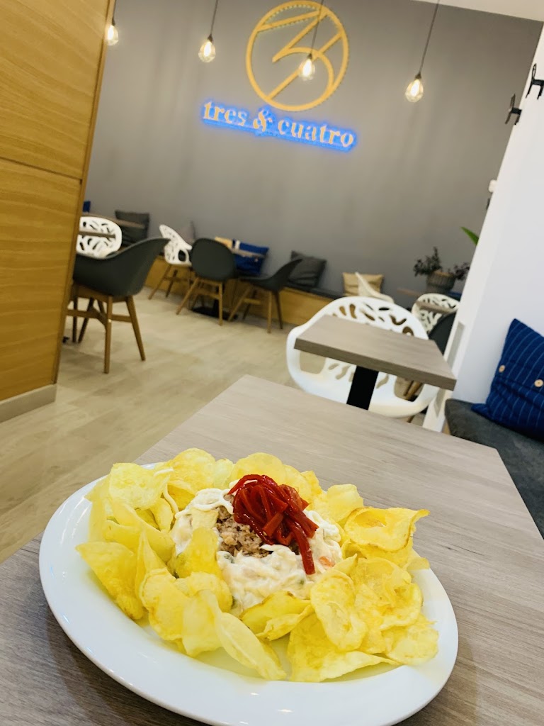 Cafe Bar Tres & Cuatro — Comida y bebida