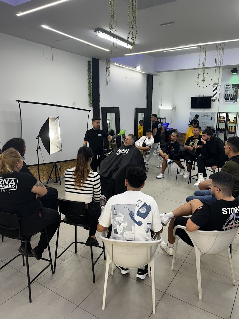 Academia Ferna The Barber — Del propietario