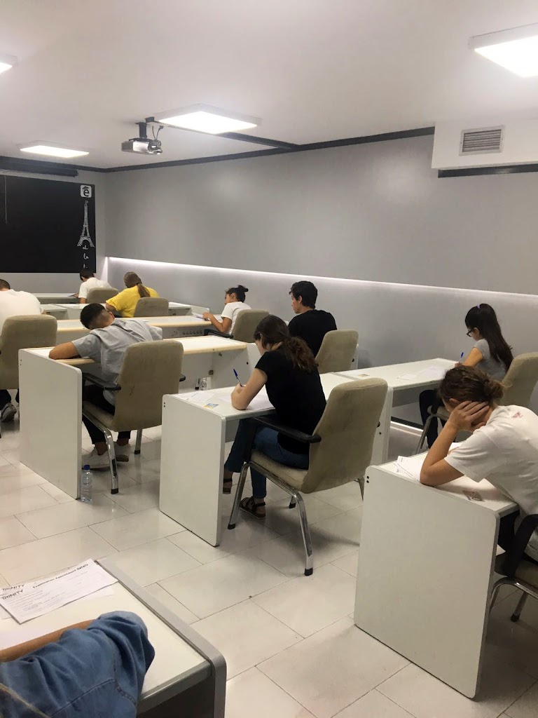 Academia y Centro de Estudios Elite — Del propietario