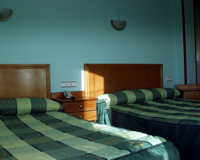 Hotel Los Leones, El mas cercano al Parque Warner. — Habitaciones