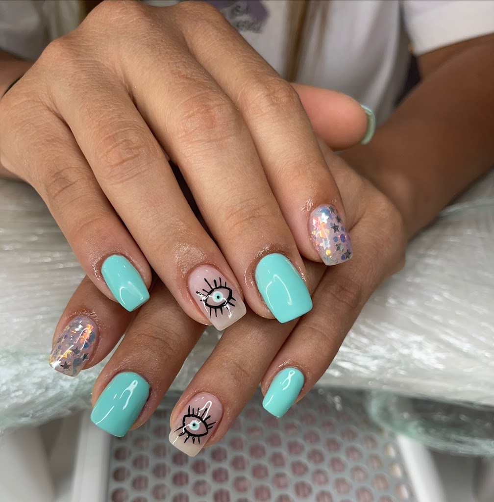 Loves nails