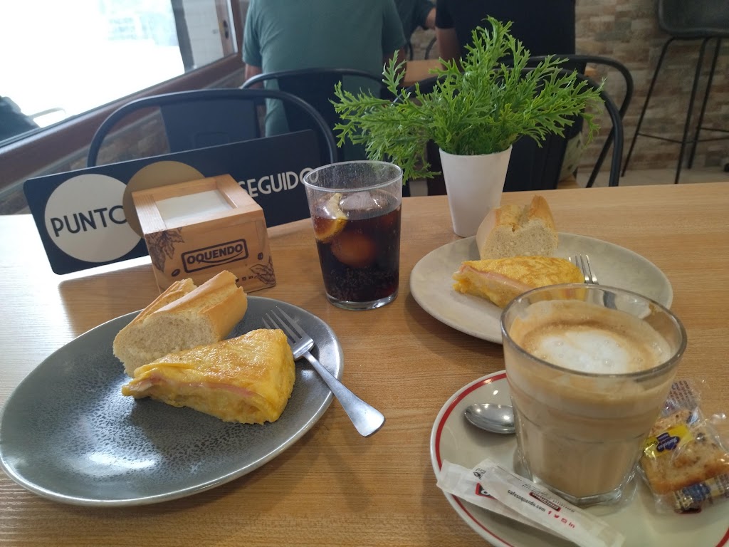 Cafe-Bar Punto y Seguido — Comida y bebida
