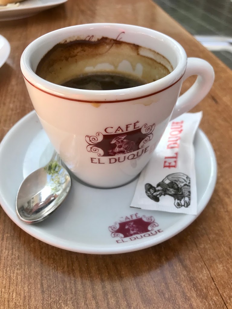 Cerveceria Curri — Comida y bebida