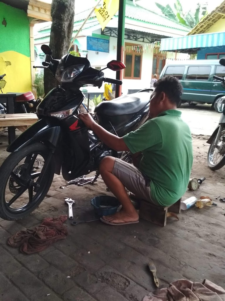 Bengkel Dhulur Motor (Pak Jayus)