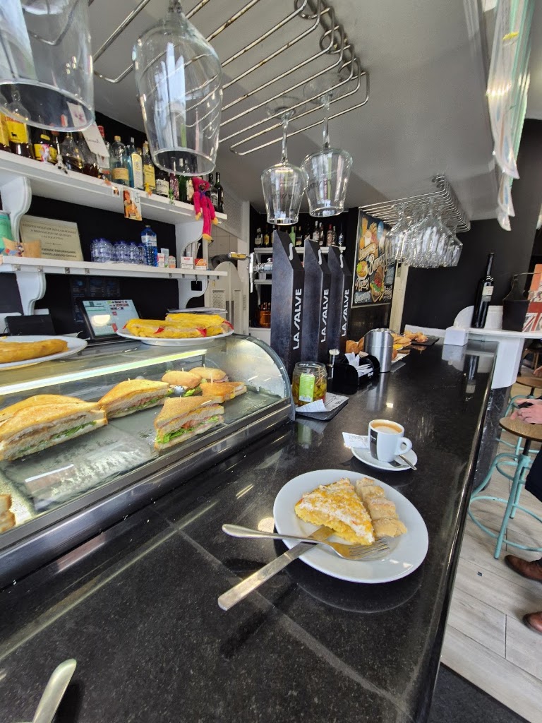 Bar cafeteria Bizkai berria — Comida y bebida