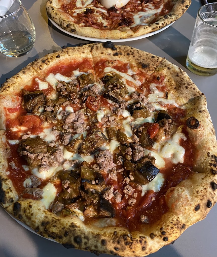 Manamme Pizzeria — Comida y bebida