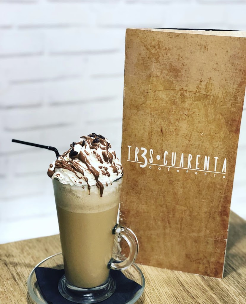 Cafeteria Tres Cuarenta — Comida y bebida