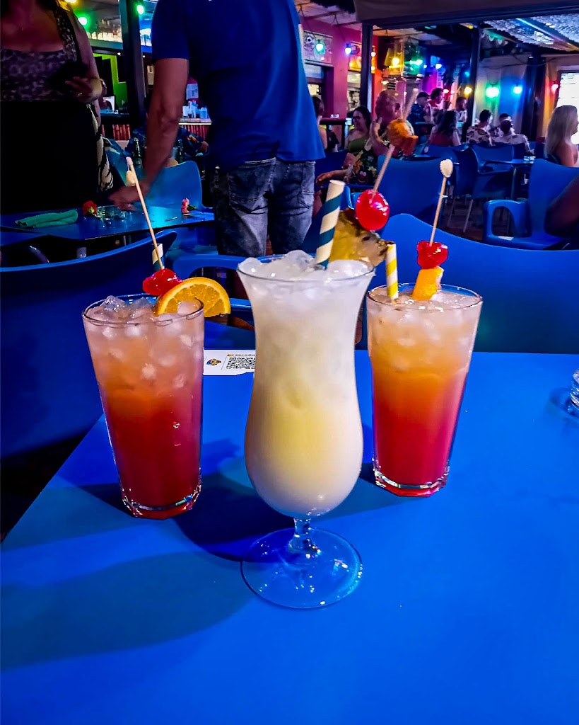 Tiki Beach — Comida y bebida
