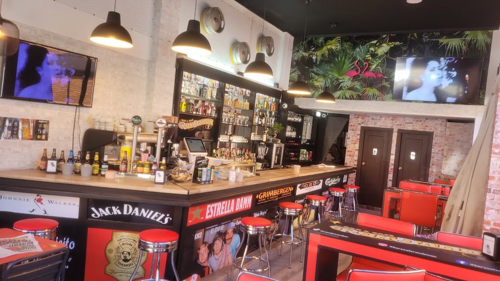 Bar & Cafe Ron Damon — Ambiente