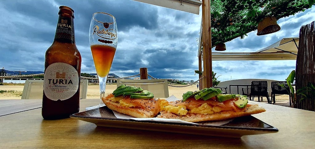 Moana Beach Club — Comida y bebida