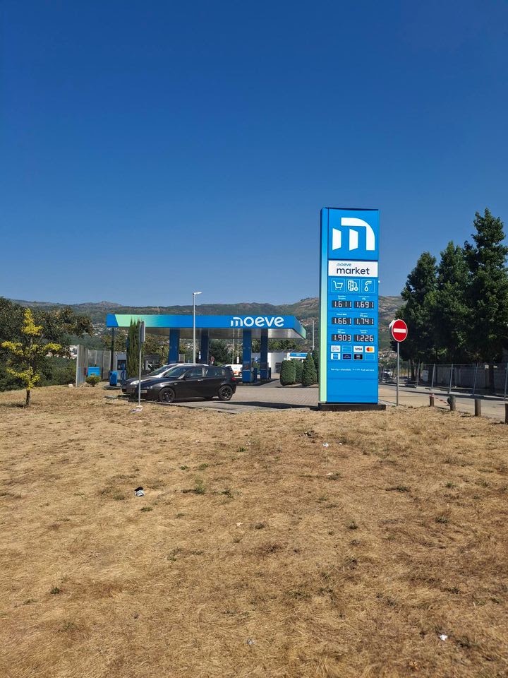 Posto de abastecimiento Moeve, antiga Cepsa — Del propietario