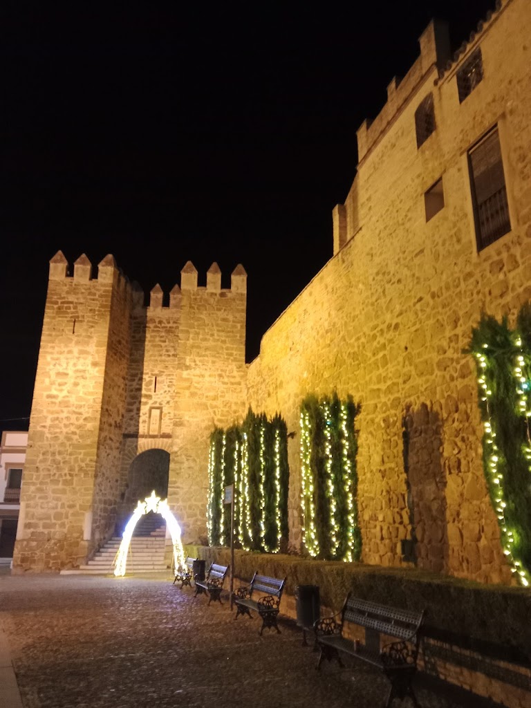 Muralla, lienzo, torre semicircular. Marchena, Sevilla.