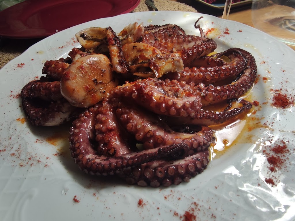 Bodega Tierra De Vinos — Comida y bebida