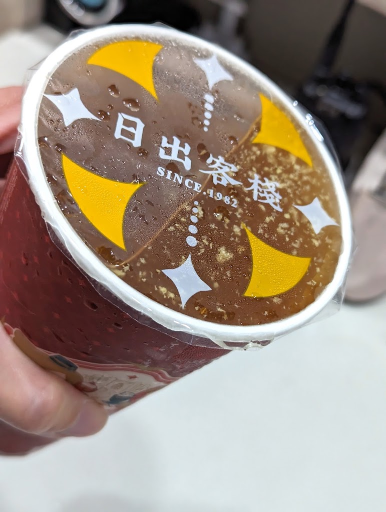 桃園必喝飲料：日出客棧茶飲-小農鮮奶/日出紅 茶/紅茶拿鐵/麥茶/宵夜手搖飲「深夜食堂飲品」（桃園大連店) 的照片