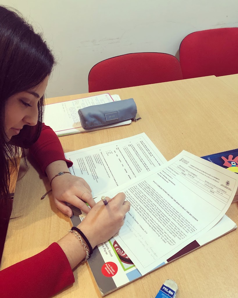 Academia Llapis i Paper