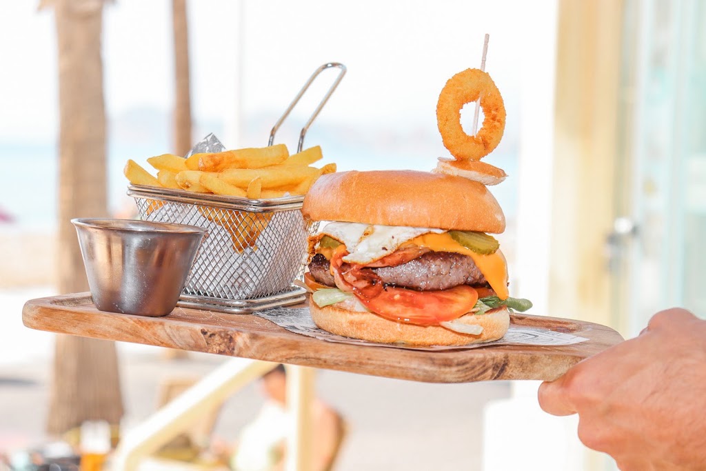 Bikini Beach Bar — Comida y bebida