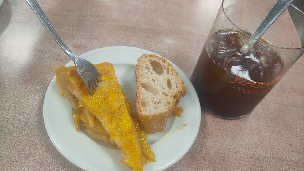 Cafe Bar Feria De Muestras — Comida y bebida