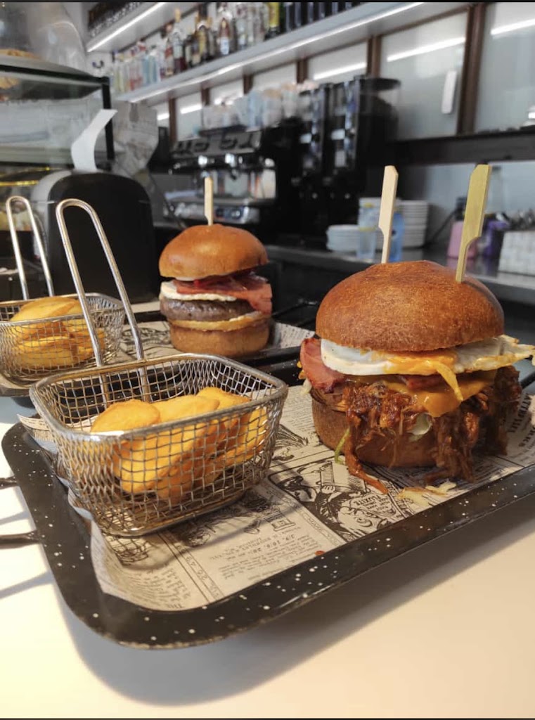 Hamburgueseria Belceburger. Raciones, ensaladas y perritos