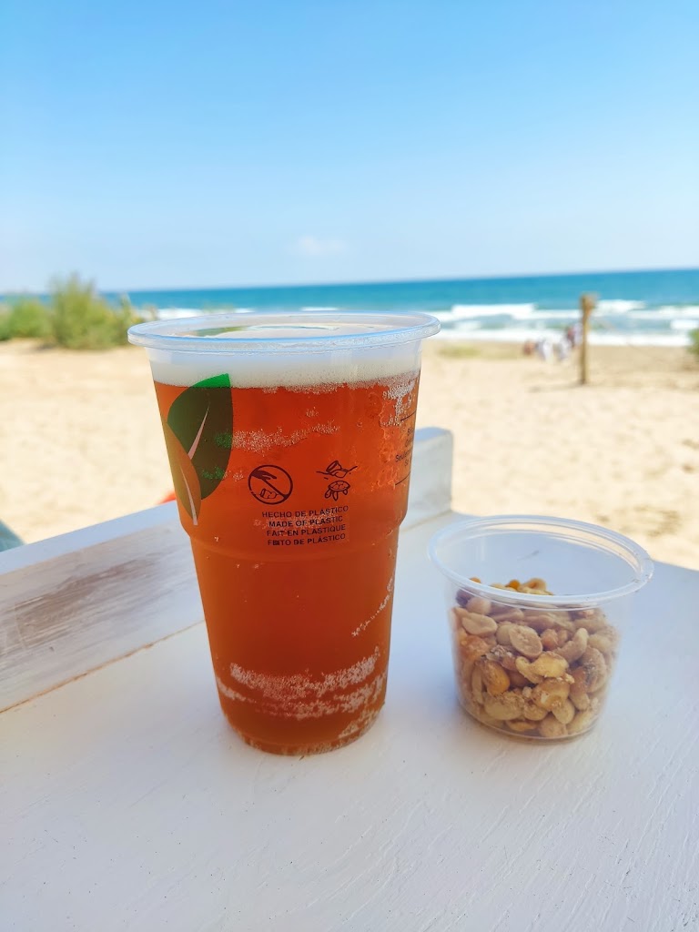 Chiringuito tres14 Beach — Comida y bebida