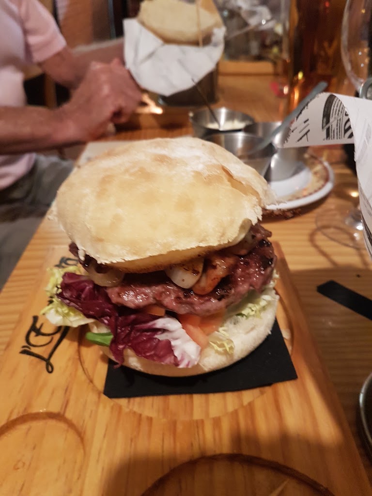 Bar Cerveceria L'Esquineta — Comida y bebida
