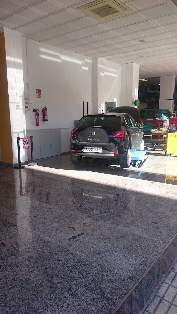 Neumaticos Velez — Interior