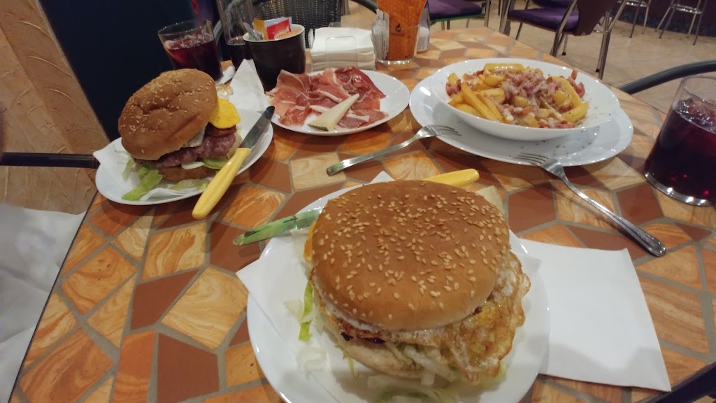 Cafe Bar Recreo — Comida y bebida