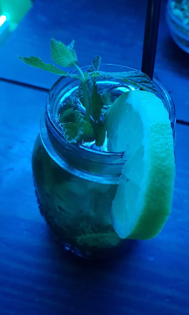 MUM BAI CLUB — Comida y bebida