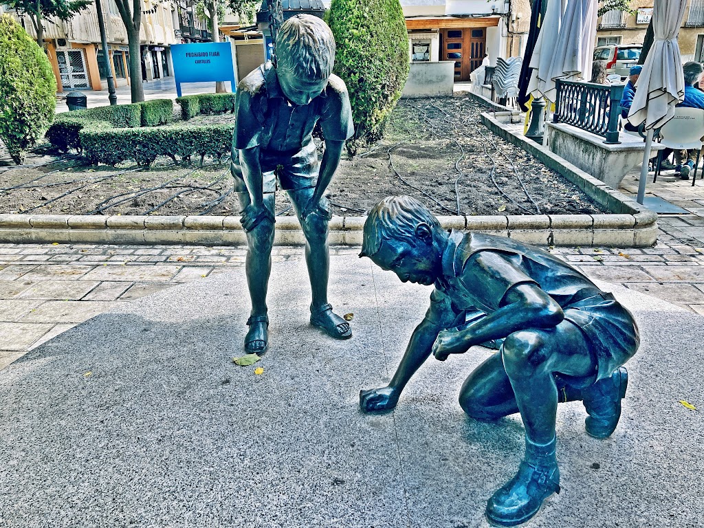 Escultura "Ninos jugando a las bolas"