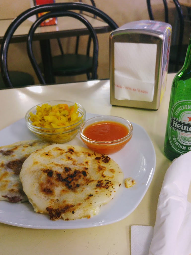 Bar Carrera. Pupuseria — Comida y bebida